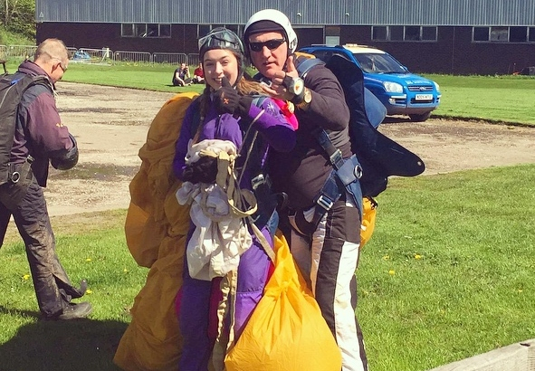 Supporter skydiving